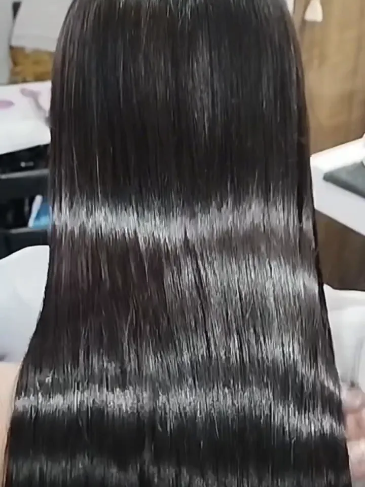 Depois: cabelo liso, alinhado e com brilho espelhado