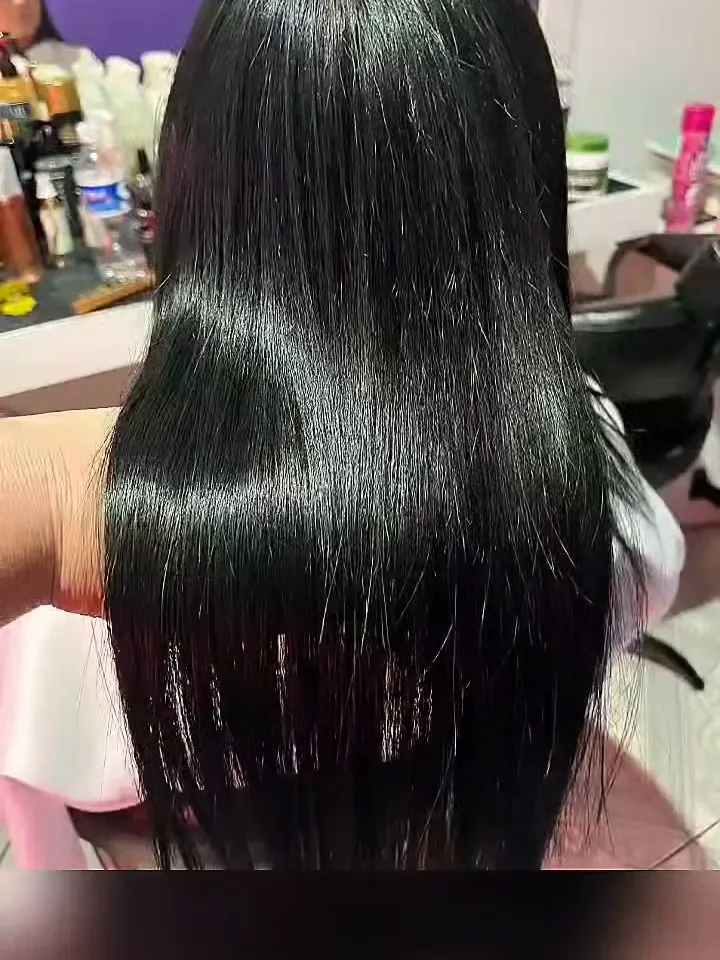 Depois: cabelo liso e brilhante após a escova de verniz