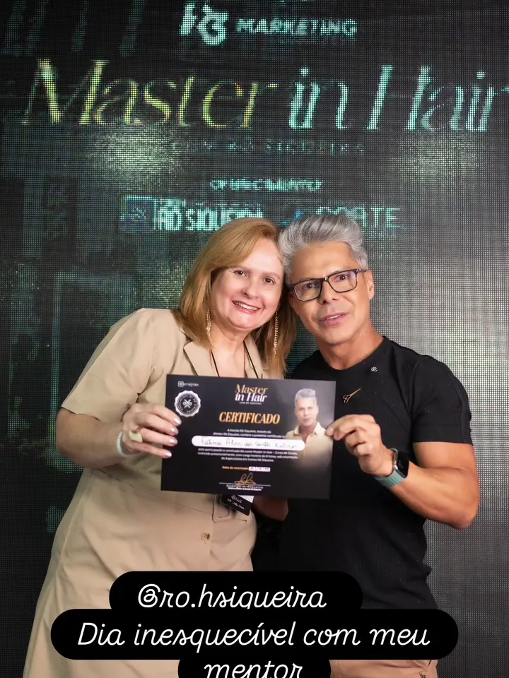 Fátima com o mentor Rô Siqueira segurando o certificado Master in Hair